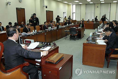 국회 행정안전위원회가 지난 4일 정치자금법 개정안을 기습 의결해 논란이 되고 있다. 사진은 지난달 17일 열린 행안위 전체회의에서 안경률 위원장이 회의를 주재하고 있는 모습(자료사진)
