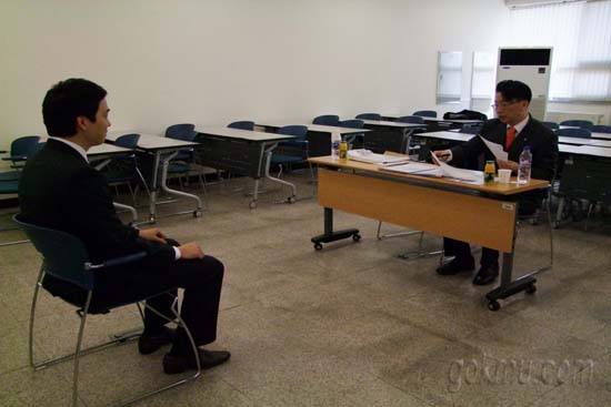 캠퍼스리크루팅을 통해 취업지원자가 면접관에게 질문을 받고있다. 차유나 기자