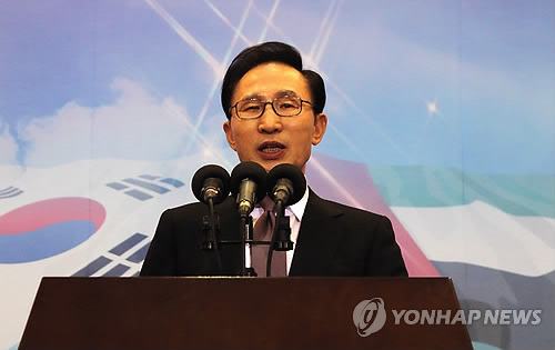 (아부다비=연합뉴스) 전수영 기자 = UAE(아랍에미리트)를 공식방문중인 이명박 대통령이 13일 오후(현지시간) 아부다비 인터컨티넨탈호텔내 한국 프레스센터에서 국내 공중파와 케이블TV로 생중계되는 가운데 한.UAE 정상회담 결과를 발표하고 있다.