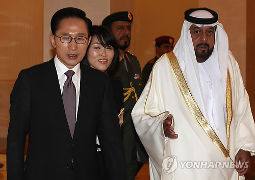 (아부다비=연합뉴스) 전수영 기자 = 이명박 대통령과 칼리파 빈 자이드 알 나흐얀 대통령이 13일 오후(현지시간) 아부다비 시내 알-무슈리프궁 정상회담장에 입장하고 있다.