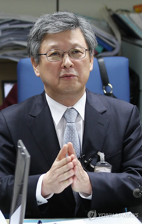 (서울=연합뉴스) 안정원 기자 = 강원도 방사능 측정소에서 소량의 방사성 제논이 검출된 가운데 윤철호 한국원자력안전기술원장이 지난 28일 서울 세종로 정부중앙청사 교육과학기술부 기자실에서 향후 계획 등을 설명하고 있다.