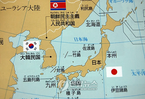 일본 문부과학성은 지난 11일 독도(일본명 다케시마) 영유권 주장을 한층 강화한 채 내년부터 사용될 초등학교 5학년 교과서 등을 공개했다. (자료사진)