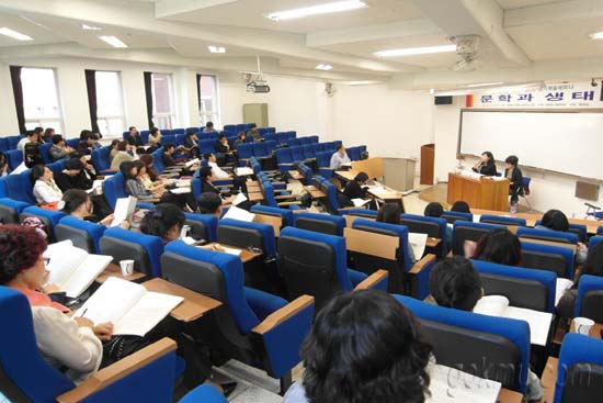 학술세미나에 참여한 문인들이 토론을 하고 있다 문예창작학과 제공