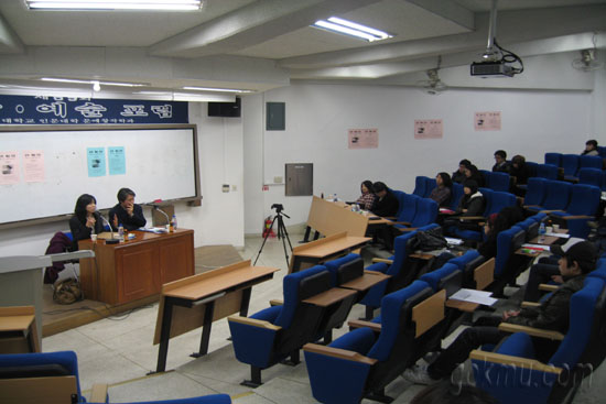 문학예술포럼에서 박태희 사진작가가 이야기하고 있다 서남원 기자