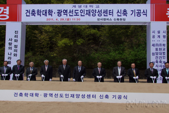 기공식 현장에서 내빈들이 시삽하고 있다 서남원 기자