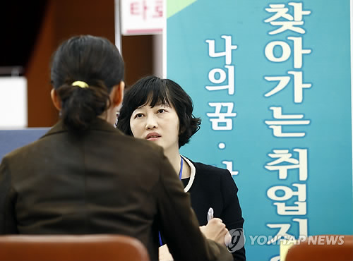 지난 21일 서울 동작구청에서 열린 '중소기업 취업박람회'에서 구직자들이 취업 관련 상담을 하고 있다. (자료사진)