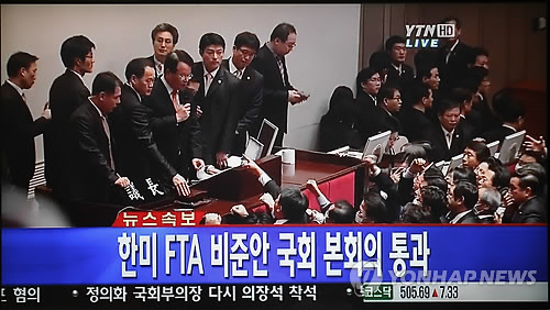 (서울=연합뉴스) 배정현 기자 = 한·미 FTA 비준안이 22일 국회 본회의를 통과했다. 사진은 22일 오후 국회 본회의장 모습. 2011.11.22 << YTN 화면 촬영 >>