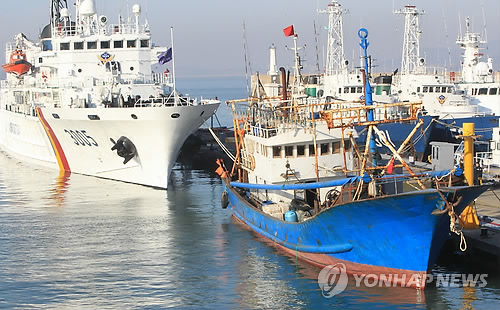 (인천=연합뉴스) 하사헌 기자 = 불법조업 단속 해양경찰관 살해사건으로 인천항으로 압송된 중국어선 루원위호가 13일 오전 인천항 해경부두에 정박해 있다. 뒤쪽은 단속작전을 수행한 해경 3005함.
