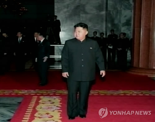 (서울=연합뉴스) 북한 조선중앙TV가 20일 오후 금수산기념궁전의 김정일 국방위원장의 시신을 공개했다. 후계자 김정은의 모습.