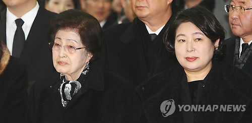 (파주=연합뉴스) 임병식 기자 = 이희호 여사와 현정은 현대그룹 회장이 26일 오전 경기도 파주시 남북출입사무소에서 출경 전에 포토타임을 갖고 있다. 2011.12.26