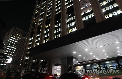 사진은 공무원 비상근무령이 내려진 지난달 19일 밤 정부중앙청사와 청사 별관이 불을 환히 밝히고 있는 모습(자료사진)