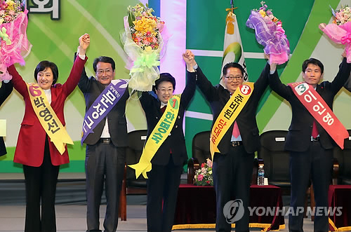 (고양=연합뉴스) 서명곤 기자 = 민주통합당 새 대표로 선출된 한명숙 후보가 15일 오후 고양시 일산 킨텍스에서 열린 민주통합당 전당대회에서 최고위원들과 함께 손을잡고 있다. 왼쪽부터 박영선, 문성근, 한명숙, 박지원, 이인영.