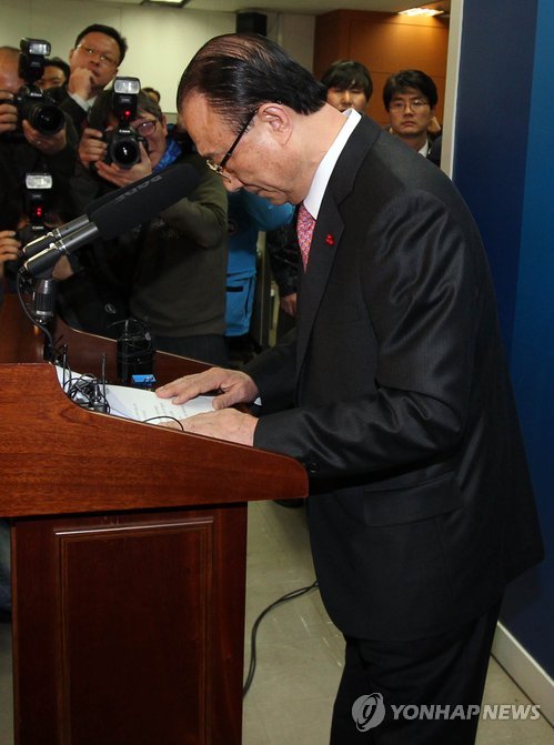 (서울=연합뉴스) 김현태 기자 = 최시중 방송통신위원회 위원장이 27일 오후 서울 광화문 방통위에서 가진 기자회견에서 사퇴의사를 밝힌 후 인사를 하고 있다.