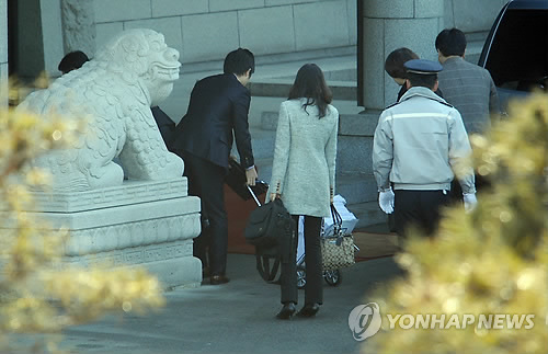 한나라당(현 새누리당) 전당대회 돈 봉투 살포 의혹을 수사 중인 서울중앙지검 공안1부(이상호 부장검사)는 19일 오전 용산구 한남동 국회의장 공관에서 박희태(74) 국회의장을 상대로 방문조사를 시작하기에 앞서 자료를 옮기고 있다.