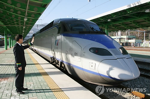 경전선 종점역인 마산역에서 KTX가 출발하고 있다. (자료사진)
