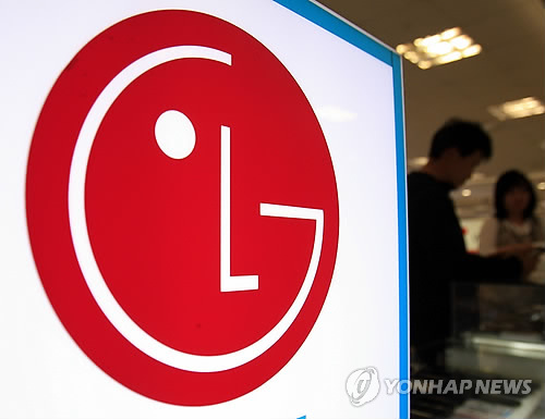 서울에 위치한 LG전자 매장에 설치된 로고(AP=연합뉴스, 자료사진)