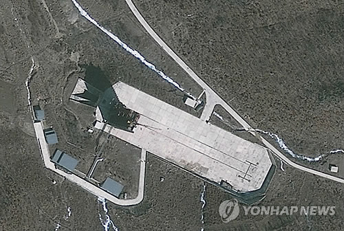 북한이 다음달 `광명성 3호' 발사 계획을 밝혀 국제적인 논란이 되고 있는 가운데 발사장소로 예상되는 평안북도 동창리 로켓 발사대의 최근 사진이 공개됐다. 지난 20일 촬영된 이 위성사진에는 완공된 발사대에 장거리 로켓은 아직 올려져 있지 않지만 언제든지 발사가 가능한 것으로 보인다고 전문가들은 분석했다.(자료사진)