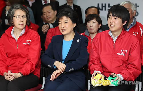 11일 저녁 선거종료에 이어서 출구조사 결과가 발표되자 새누리당 상황실에서 TV를 시청하던 박근혜 선대위원장과 이양희.이준석 비대위원이 대화를 나누고 있다.