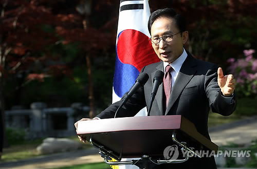 이명박 대통령이 30일 오후 청와대 녹지원에서 열린 민주평통 간부위원 초청 다과회에 참석, 인사말을 하고 있다.