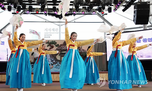 17일 여수엑스포 전통마당에서 열린 경상남도의 날 행사에서 다양한 전통공연이 펼쳐지고 있다.