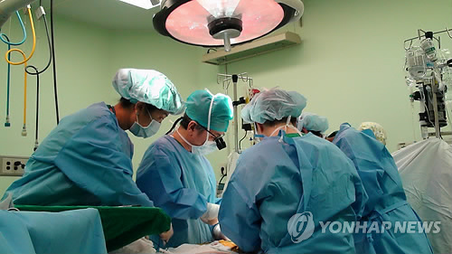 한 대학병원의 수술 모습.(자료사진)