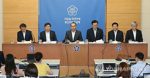 박재완(왼쪽에서 세번째) 기획재정부 장관이 지난 28일 오후 경기도 과천 정부종합청사에서 열린 '2012년도 하반기 경제정책방향 합동브리핑' 도중 하반기 경제정책 방향에 대해 설명하고 있다 (자료사진)