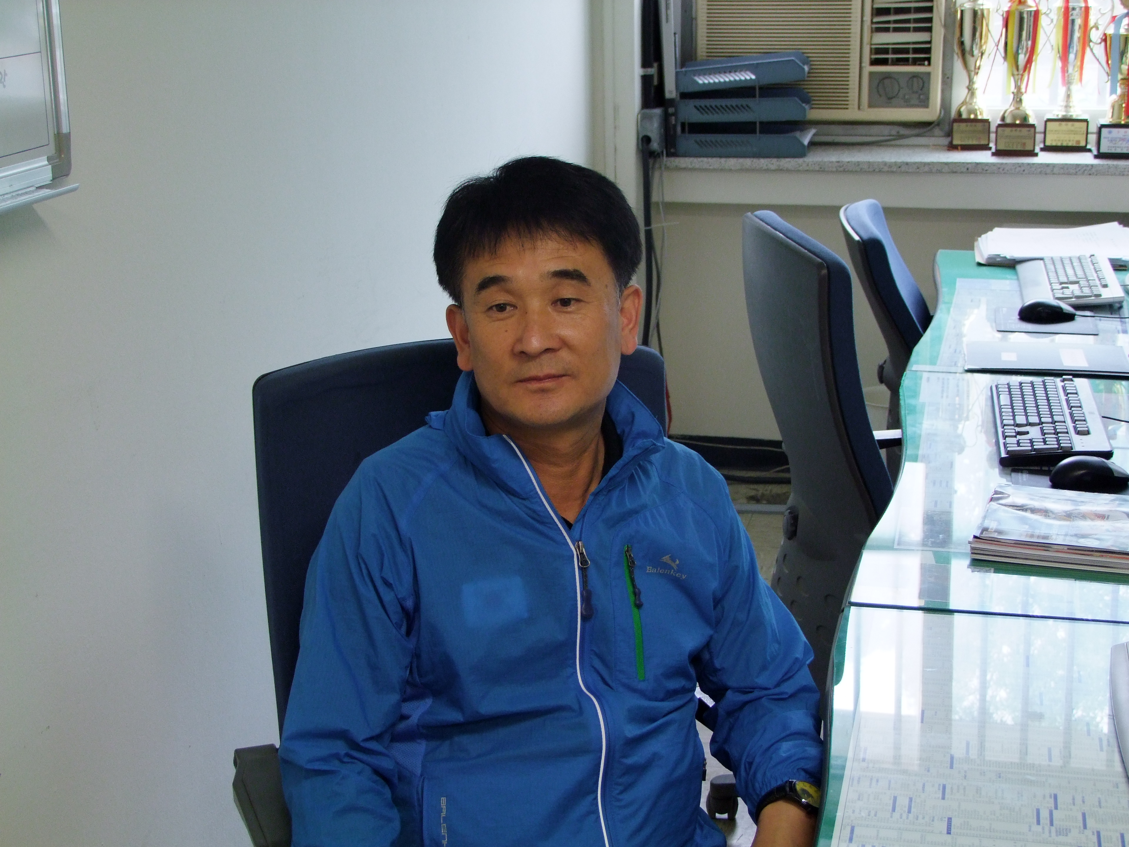 체육포장을 수상한 장창수(체육대학·행정팀) 육상부 감독 우무준 기자
