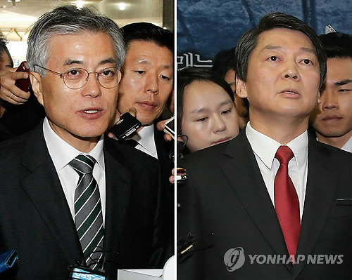 민주통합당 문재인 대선 후보가 15일 부산 중구 전국해상산업노동조합연맹을 방문한 뒤 무소속 안철수 대선 후보와의 단일화 협상 중단 사태와 관련, 안 후보측 문제제기에 공개적으로 사과하며 협상 재개를 촉구하고 있다. 그러나 안철수 후보는 이에 대해 캠프 기자실에서