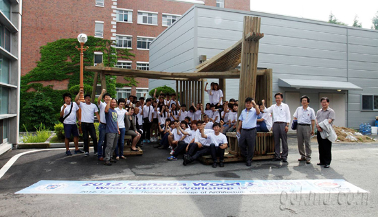 ‘2012 대한민국 목조건축대전’에서 대상 수상한 우리학교 건축대학 42명 전소미씨 제공