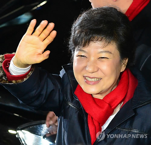 박근혜 대통령 당선인이 19일 밤 여의도 당사를 떠나며 지지자에게 손을 흔들고 있다.