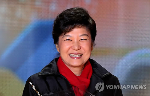 박근혜 제18대 대통령 당선인이 19일 밤 서울 광화문광장에서 환한 미소를 짓고 있다
