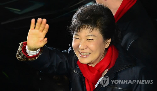 박근혜 대통령 당선인이 19일 밤 여의도 당사를 떠나며 지지자에게 손을 흔들고 있다.