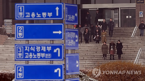 제18대 대통령직인수위원회가 미래창조과학부ㆍ해양수산부 신설을 중심으로 한 `17부3처17청'이라는 정부조직개편을 발표했다. 16일 과천 정부청사에서 공무원들이 점심식사를 위해 이동하고 있다