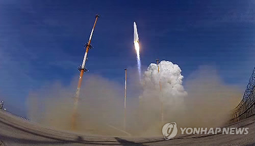 한국 최초의 우주발사체 나로호(KSLV-1)가 지난 30일 전남 고흥군 외나로도 나로우주센터에서 성공적으로 발사돼 우주로 향하고 있다.(자료사진)