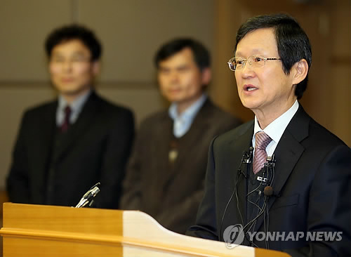대전 카이스트 인공위성센터 이인 소장이 기자회견을 열고 나로과학위성 교신 성공을 공식적으로 밝히고 있다