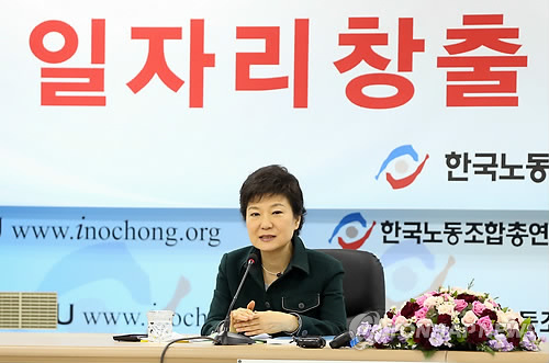 (서울 인수위사진기자단=연합뉴스) 박근혜 대통령 당선인이 지난 22일 오후 서울 영등포구 여의도 한국노총에서 열린 정책간담회에서 인사말하고 있다. 2013.2.22 zjin@yna.co.kr