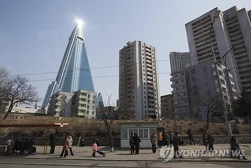 북한 평양시 보통강구역의 랜드마크인 류경호텔이 보이는 평양 시내 거리. (AP=연합뉴스, 자료사진)