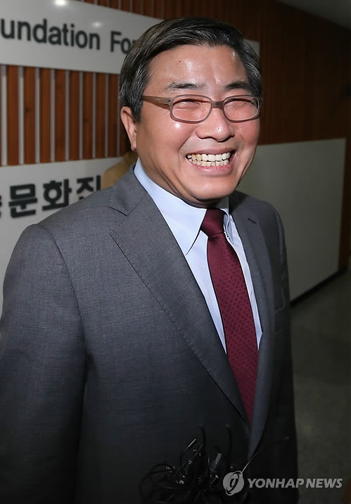 MBC 신임 사장으로 내정된 김종국 대전MBC 사장이 2일 서울 여의도 방송문화진흥회에서 열린 사장 후보 면접을 마친 뒤 밝게 웃고 있다. 김종국 대전MBC 사장은 고려대 경제학과를 졸업하고 1982년 MBC 보도국에 입사해 LA특파원과 경제부장, 정치부장, 기획조정실장, 마산MBC·진주MBC 겸임 사장, MBC경남 초대 사장 등을 거쳤다. 내정자는 이날 오후 열리는 MBC 주주총회에서 사장으로 공식 선임될 예정이다. 신임 사장의 임기는 김재철 전 사장