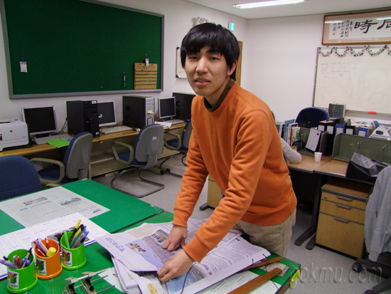 취재 관련자료를 정리 중인 본사 곽민석 수습기자 김용욱 기자