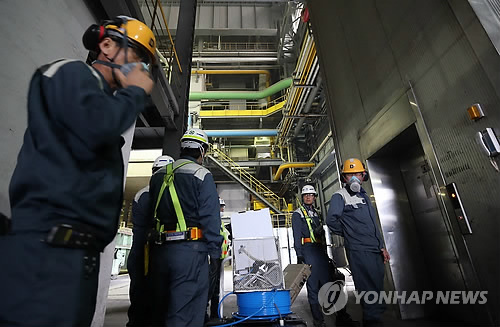전로(轉爐) 보수공사 도중 산소 부족으로 근로자 5명이 숨진 충남 당진 현대제철 사고현장으로 회사 관계자들이 들어가고 있다