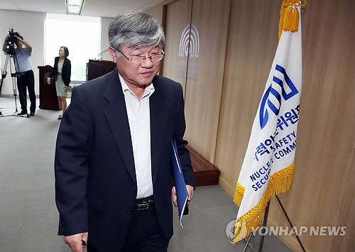 이은철 원자력안전위원회 위원장이 28일 서울 종로구 새문안로 원자력안전위원회 대회의실에서 신고리 2호기 및 신월성 1호기 원자로 가동중단 관련 기자회견을 마친 뒤 회견장을 나서고 있다