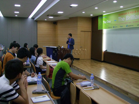 취업준비생들에게 류진한(광고홍보학·조교수) 교수가 강의 하고 있다 김용욱 기자