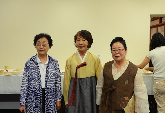 연구소 회원들과 기념촬영을 하는 권정순(전통공예회화·특임교수) 소장 (사진 가운데) 한국민화연구소 제공