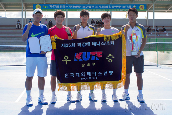 우승 뒤 기념 사진을 찍고 있는 주혜성 씨(왼쪽 두 번째) 주혜성 씨 제공