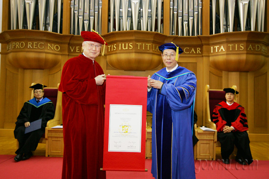추이 시리앙(미술학·명예박사) 총장에게 학위증을 수여중인 신일희 총장 홍보팀 제공