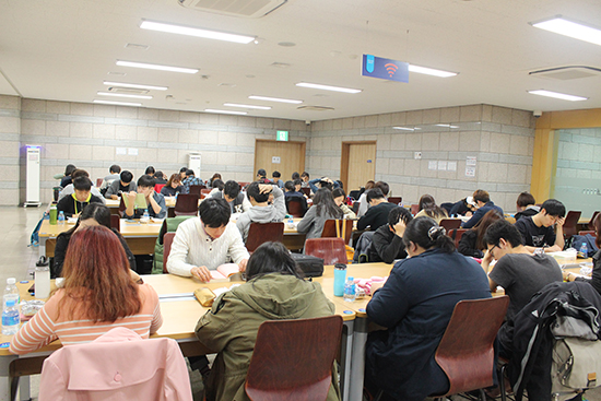 학생들이 ‘책에 미친 비사 夜’ 프로그램에 참여해 밤새워 책을 읽고 있다 임유미 기자