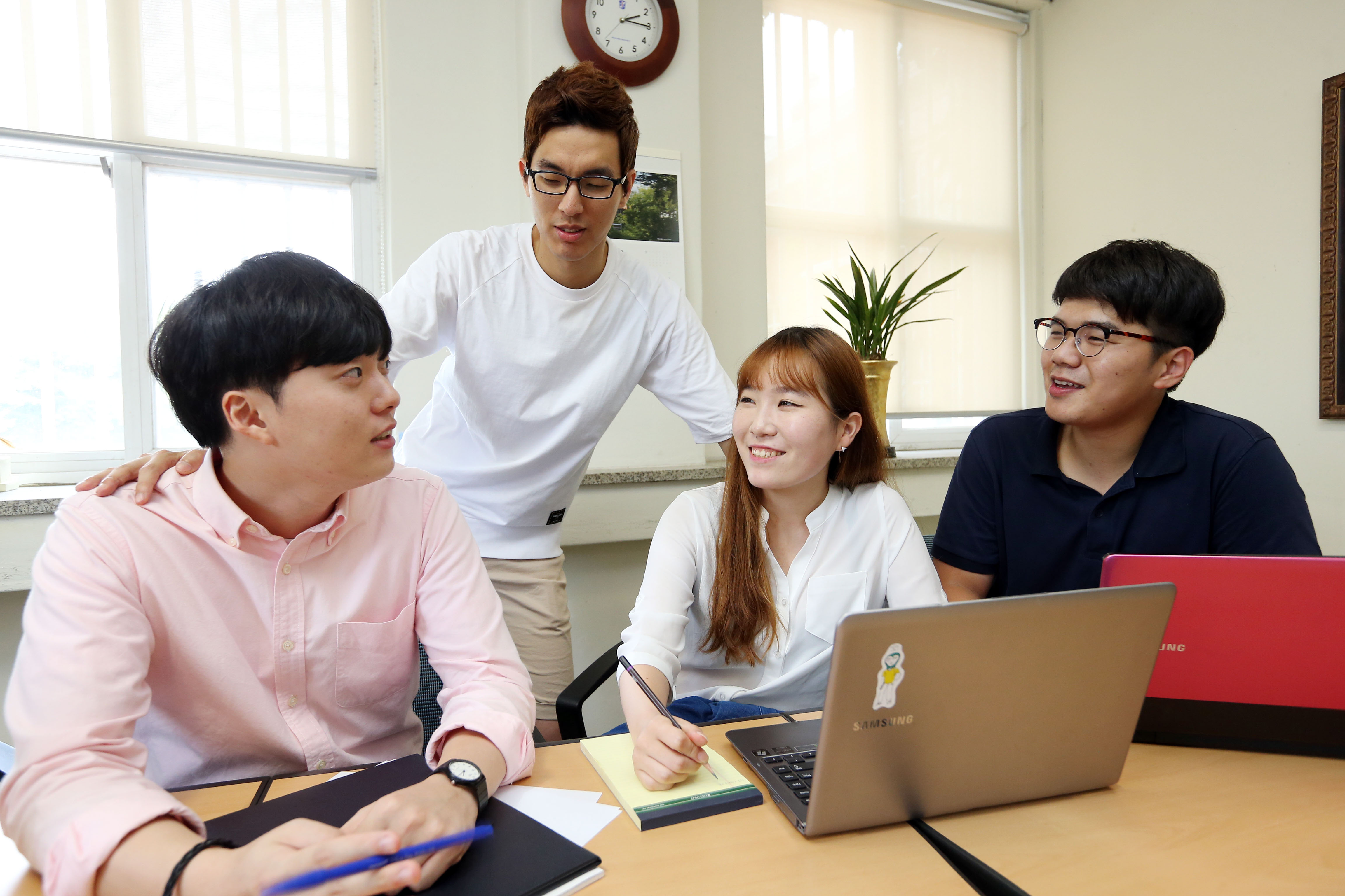 ‘제11회 MTN 대한민국 대학생 광고공모전’에서 교육부장관상을 받은 우리학교 공모전 학회인 ‘마나마나’팀이 토의를 하고 있다. E(창의적 전문성) 역량은 국내외 기관에서 주최한 각종 경시대회 및 공모전 입상을 통해 쌓을 수 있다. 홍보팀