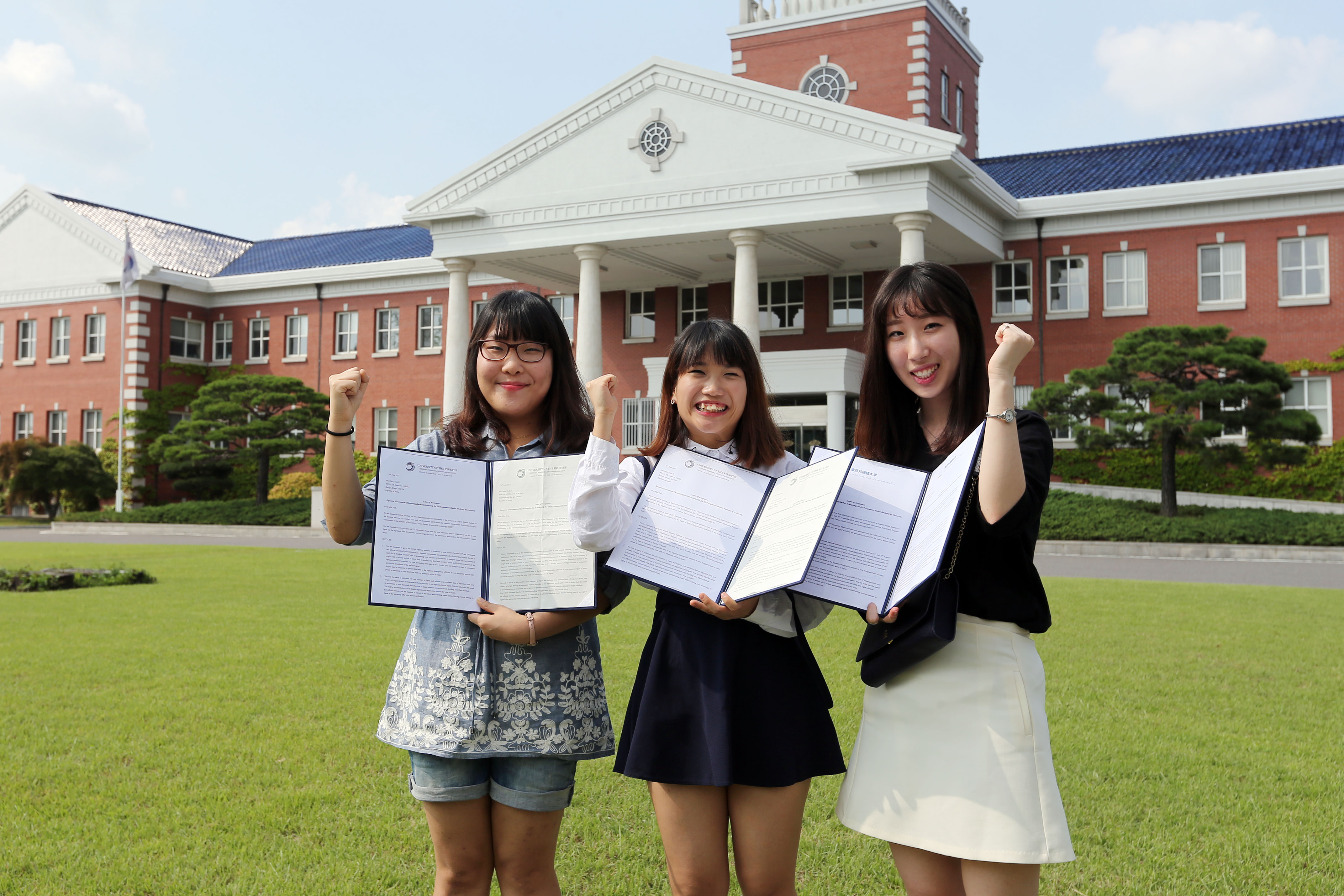 부터 정다은(일본어문학·4) 씨, 박민지(일본어문학·4) 씨, 강혜진(일본어문학·3) 씨 홍보팀