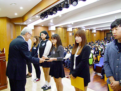 지난 9월 22일에 열린 동산장학재단 주최 '2015년도 장학증서 수여'에서 신일희 총장이 우리학교 학생들에게 장학증서를 수여하고 다. 이연희 기자