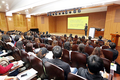 지난 30일에 열린 ‘2015 동산도서관 가을 페스티벌’에서 하상욱 작가의 초청강연이 진행되고 있다. 동산도서관 학술정보지원팀